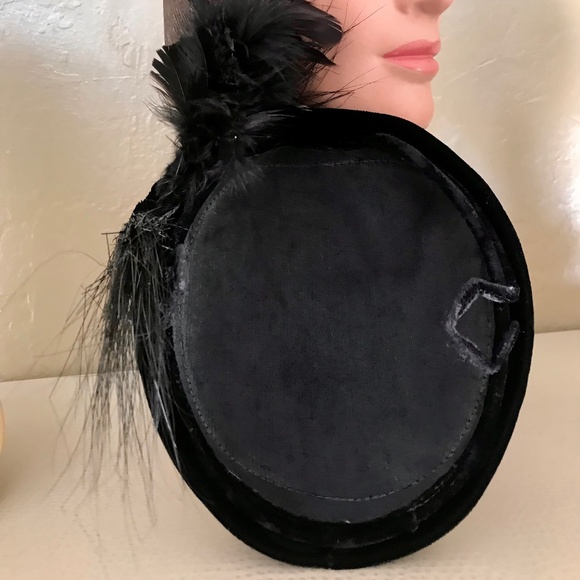 CHIC 1950s BLACK VELVET TOQUE WITH BLACK FEATHER AND CRIN TRIM.
